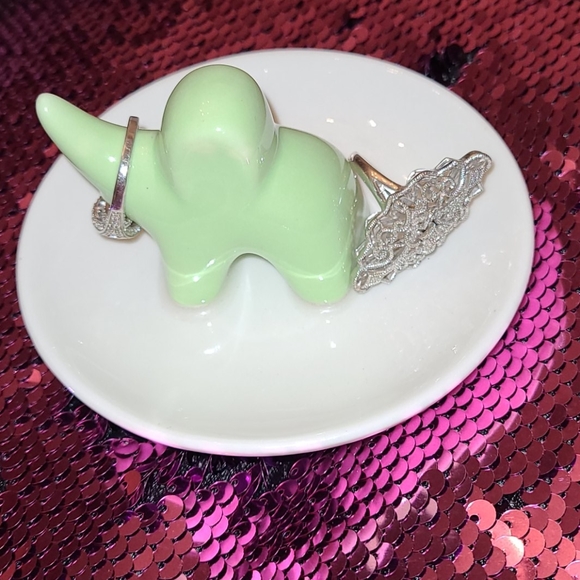 Baby elephant 🐘 ring holder - Picture 2 of 4